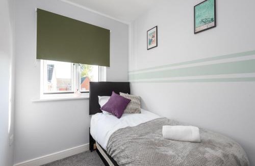Ashford House | Elegant 3 Bed House For 5- City Central - Free Parking