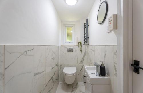 Roundhay House | Elegant 3 Bed With Sofa Bed Just 5 Mins To Roundhay Park