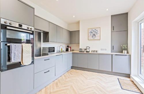 Ashton in Makerfield House | Elegant 3 Bedroom 2 Bathroom House - Sleeps up to 7 - Free Parking, Fast Wifi and Smart TV - Perfect for Contractors and Groups - by Yoko Property
