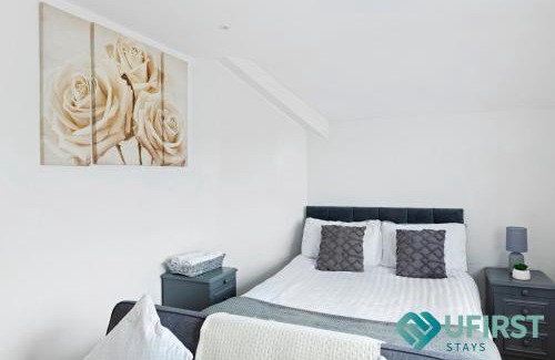 Woodthorpe House | Elegant 3BR Home - Hot Tub - Near Castle, QMC - City Centre & Trent Bridge - Free WiFi & Parking - Sleeps 6