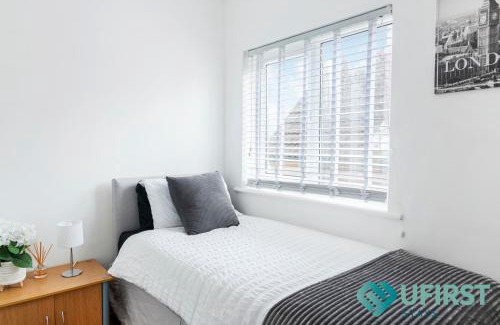 Woodthorpe House | Elegant 3BR Home - Hot Tub - Near Castle, QMC - City Centre & Trent Bridge - Free WiFi & Parking - Sleeps 6