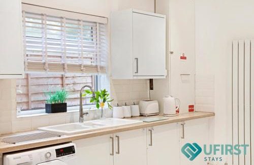 Woodthorpe House | Elegant 3BR Home - Hot Tub - Near Castle, QMC - City Centre & Trent Bridge - Free WiFi & Parking - Sleeps 6