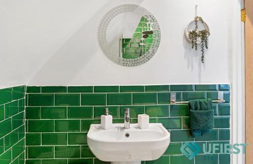 Woodthorpe House | Elegant 3BR Home - Hot Tub - Near Castle, QMC - City Centre & Trent Bridge - Free WiFi & Parking - Sleeps 6