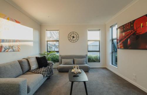 Hornby House | Elegant 3BR Home on Mustang Avenue