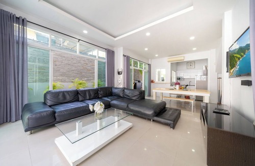 Ban Saiyuan Villa | Elegant 3BR Pool Villa Sara near NaiHarn