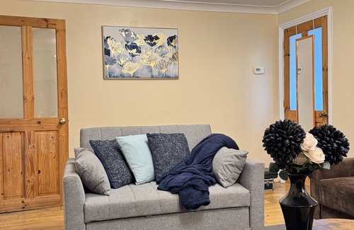 Sittingbourne House | Elegant 3Br w/Free Parking, Garden, Pet Friendly