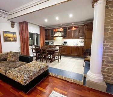 Kesklinn Apartment | Elegant 5 bedr apartment with sauna in the centre, near Viru and Old Town, with private parking