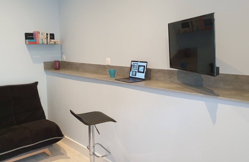Granville Apartment | Elegant and functional 2-room studio, 5 minutes from the train station and 10 minutes from the beach!