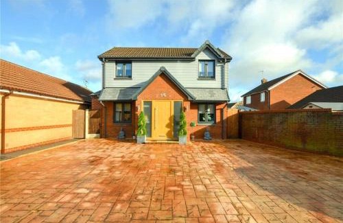 Ellesmere Port House | Elegant and Spacious 4 Bedroom Property with Driveway Parking
