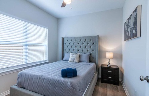 Foster Place House | Elegant and Spacious Family Home Unit A - Sleeps 14