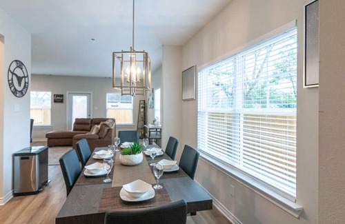 Foster Place House | Elegant and Spacious Family Home Unit A - Sleeps 14