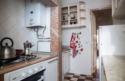 Alges Apartment | Elegant apartment in attractive riverside district of Lisbon