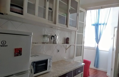 Alges Apartment | Elegant apartment in attractive riverside district of Lisbon