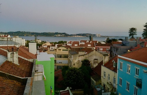 Alges Apartment | Elegant apartment in attractive riverside district of Lisbon