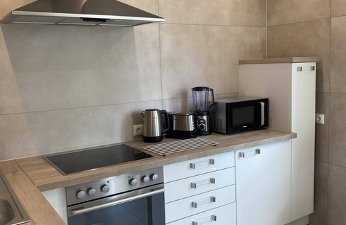 Hanau Apartment | Elegant apartment with balcony and outdoor seating area with two parking spaces