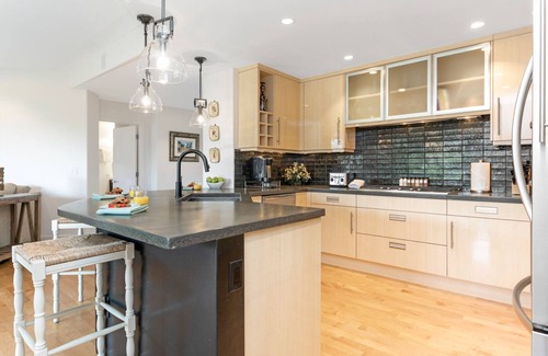Edwards House | Elegant Arrowhead Townhome with Easy Slope Access, Community Pool & Hot Tub