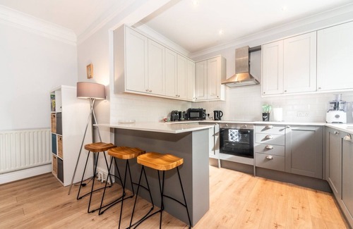 Grove Apartment | Elegant, bright flat, free parking | Pass the Keys