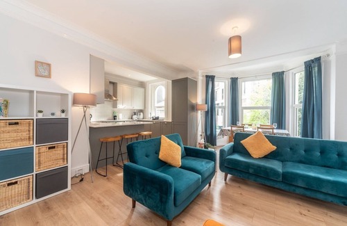Grove Apartment | Elegant, bright flat, free parking | Pass the Keys