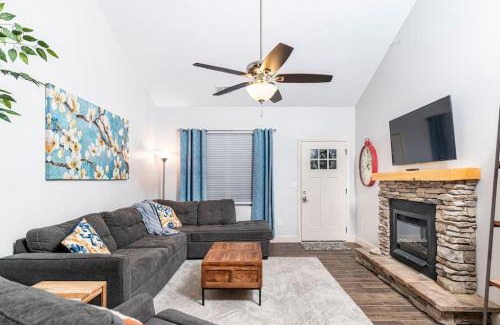 Townsend House | Elegant Cades Cove Condo with Community Pool