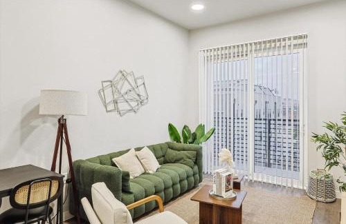 Fort Worth Apartment | Elegant Downtown 1BD Condo with Pool & Gym