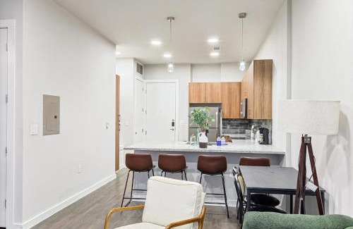Fort Worth Apartment | Elegant Downtown 1BD Condo with Pool & Gym