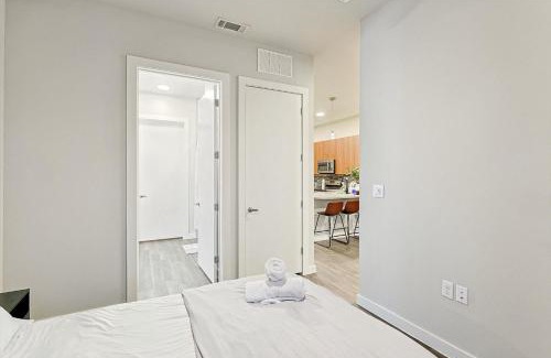 Fort Worth Apartment | Elegant Downtown 1BD Condo with Pool & Gym