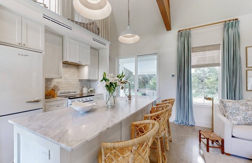 Brenham Cottage | Elegant farmhouse-style cottage between Brenham with porch, open layout & loft