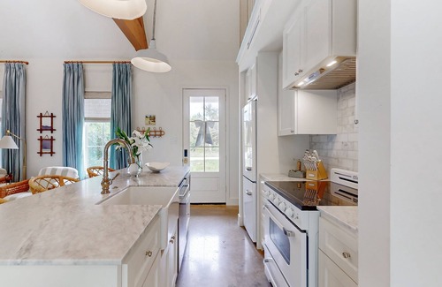 Brenham Cottage | Elegant farmhouse-style cottage between Brenham with porch, open layout & loft