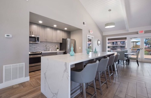 Foster City Apartment | Elegant Foster City 1BR w/Gym, Pool, W/D, near highways, by Blueground