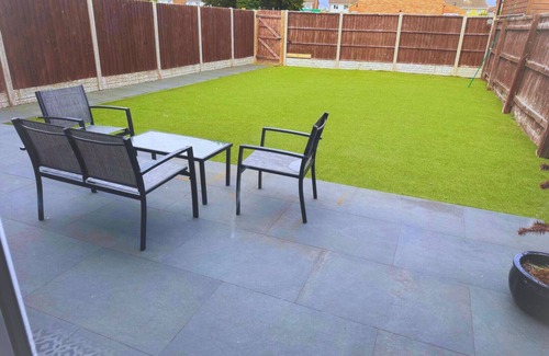 Swindon House | Elegant Modern 3 BR Home