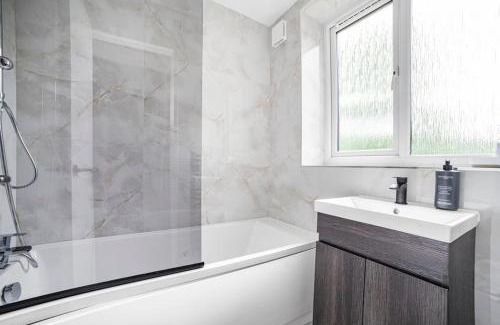 Putney Apartment | Elegant Retreat 1-bed Near Central London