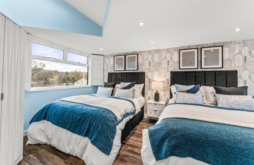 Cheltenham House | Elegant Retreat in Cheltenham - Garden & Parking Included