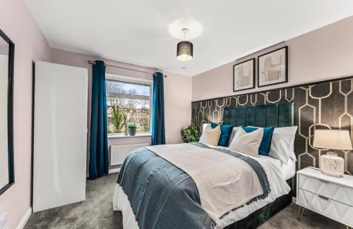 Cheltenham House | Elegant Retreat in Cheltenham - Garden & Parking Included