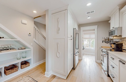 Bluffton Apartment | Elegant retreat near the sea with a covered balcony, chef's kitchen, W/D, & AC