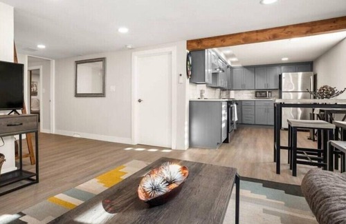 Richmond Apartment | Elegant Richmond Gem nestled up to Hawthorne Blvd.n