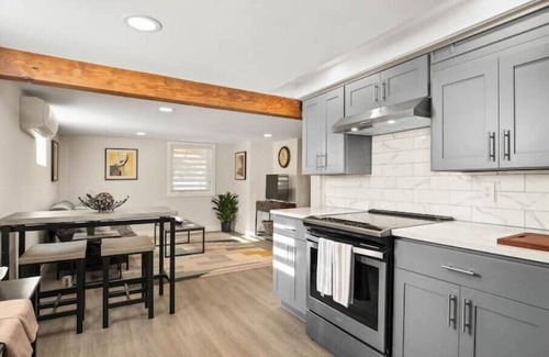Richmond Apartment | Elegant Richmond Gem nestled up to Hawthorne Blvd.n
