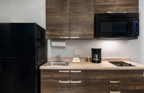 Beatrice Hotel | Elegant Room Parking Included Near Speedway And Riverside Park Trails