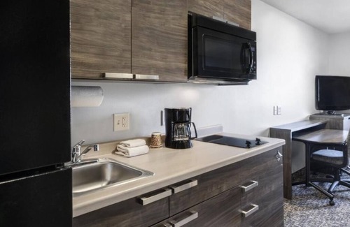 Beatrice Hotel | Elegant Room Parking Included Near Speedway And Riverside Park Trails