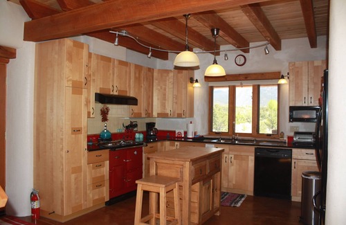 El Prado House | Elegant solar home - Midway between Taos and Taos Ski Valley