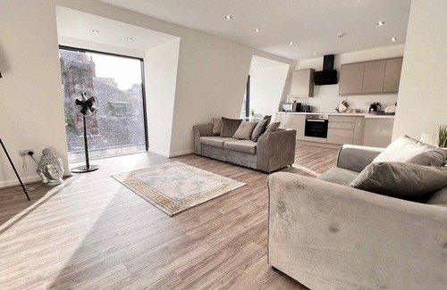 Liverpool City Centre Apartment | Elegant Stay in Irwell Chambers