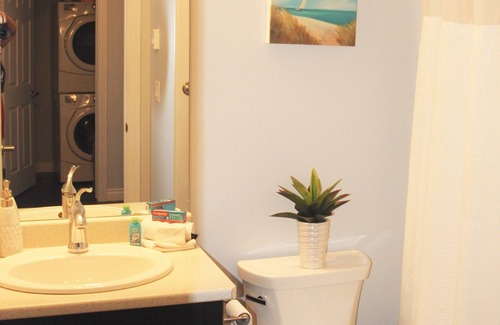 Saskatoon Apartment | Elegant Suite near Airport 2Bd, 1BR, Parking - Two Bedroom Apartment, Sleeps 6