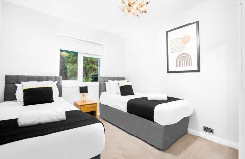 Seisdon House | Elegant Three-Bedroom Home - 6 Beds - Private Garden - Street Parking 12O