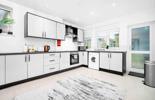 Seisdon House | Elegant Three-Bedroom Home - 6 Beds - Private Garden - Street Parking 12O