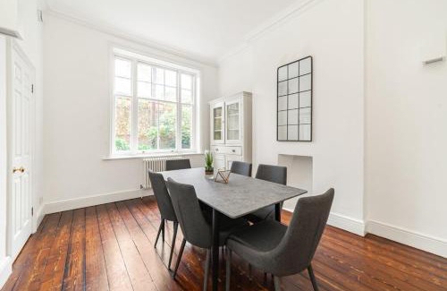 Royal Borough of Kensington and Chelsea Apartment | Elegant Two-Level Kensington Apartment