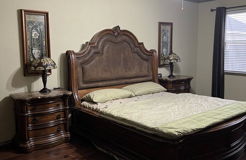 Sugar Land House | Elegant Urban Getaway