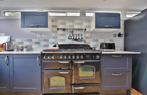 Roath House | Elegant Victorian Home with Pool Table & Parking