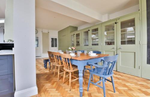 Roath House | Elegant Victorian Home with Pool Table & Parking