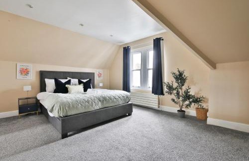 Roath House | Elegant Victorian Home with Pool Table & Parking