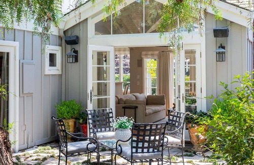 Corona del Mar House | Elegantly Decorated Single-Story Home with Soaring Ceilings and Large Yard