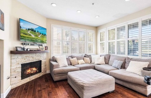Placentia House | Elegent decor golf view private room for rent in Placentia